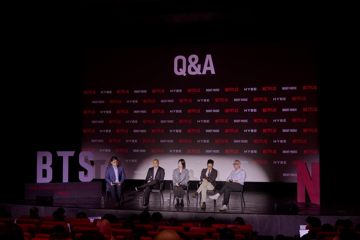 (왼쪽부터) 조현준 넷플릭스 코리아 디렉터, 브랜든 리그 넷플릭스 VP, 김현정 빅히트 뮤직 VP, 유동주 하이브 뮤직그룹 APAC 대표, 개럿 잉글리쉬 총괄 프로듀서. / 넷플릭스 제공