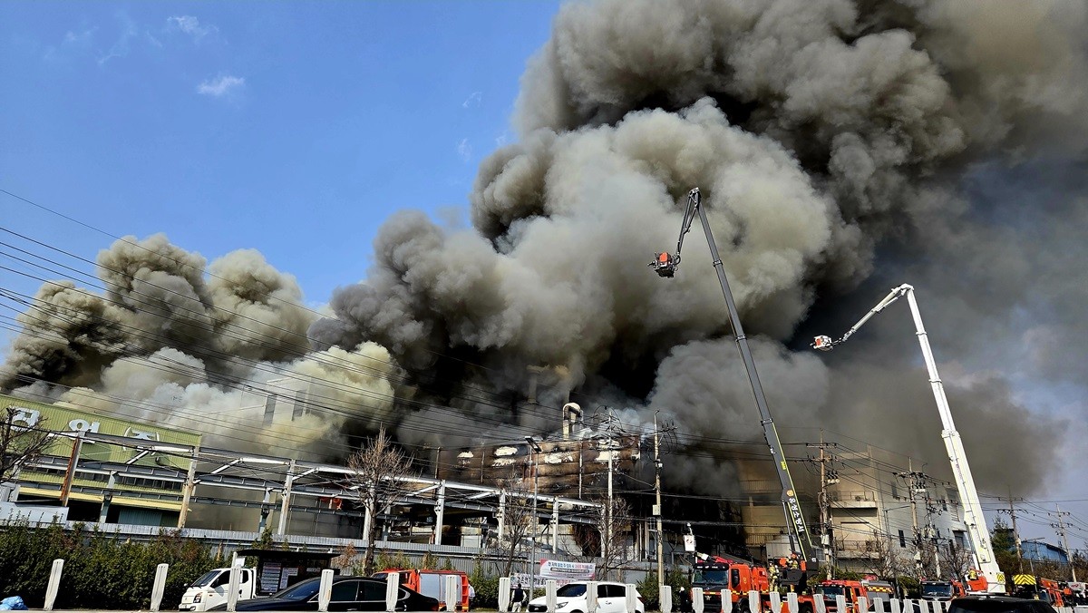 20일 오후 1시17분께 대전 대둑구 문평동의 한 공장에서 불이 나 연기가 피어오르고 있다. / 뉴스1