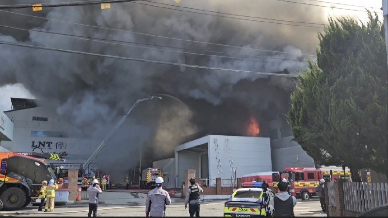 20일 오후 대전 대덕구 문평동 한 자동차부품 제조 공장에서 화재가 발생해 소방당국이 대응 2단계를 발령하고 진화 작업을 벌이고 있다./사진=대전소방본부