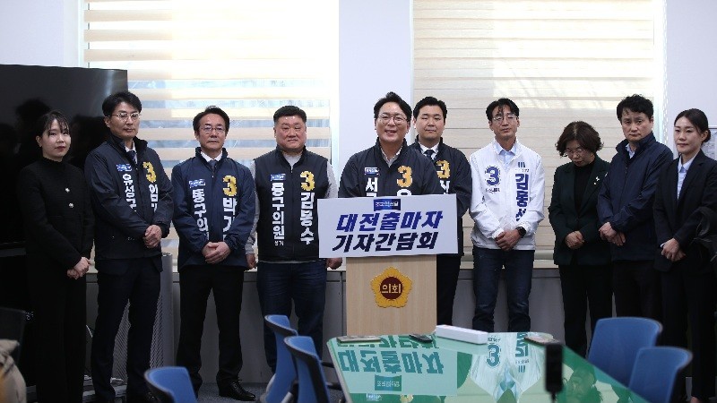 조국혁신당 대전지역 출마자들이 20일  대전시의회에서 기자회견을 열고 선거 완주 의지와 주요 공약을 밝히고 있다./사진=김지연 기자