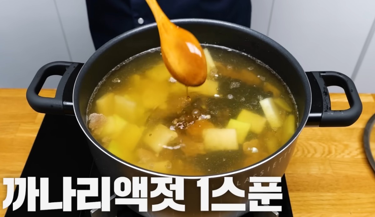소고기무국에 까나리액젓을 넣은 모습 / 유튜브 '김대석 셰프TV'