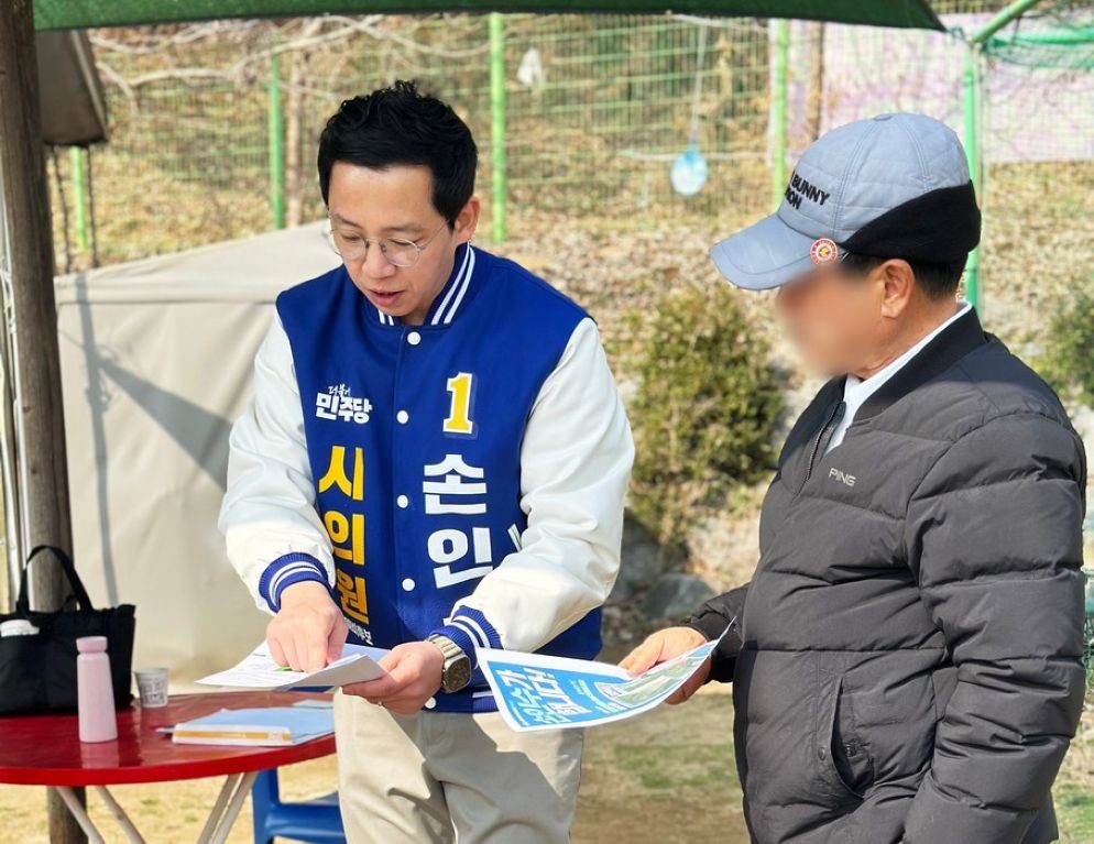 손인수 새롬동 세종시의원 예비후보가 동호회 관계자 및 이용 주민에게 주차장 추가 설치에 대해 설명하고 있는 모습 / 손인수 새롬동 세종시의원 예비후보