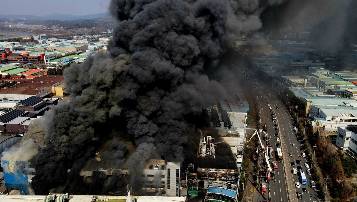 20일 오후 1시17분쯤 대전 대덕구 문평동의 한 공장에서 불이 나 연기가 피어오르고 있는 모습 / 뉴스1