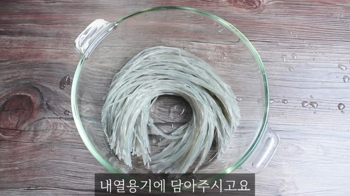 물에 불린 당면. / 유튜브 '집밥 korean home cooking'
