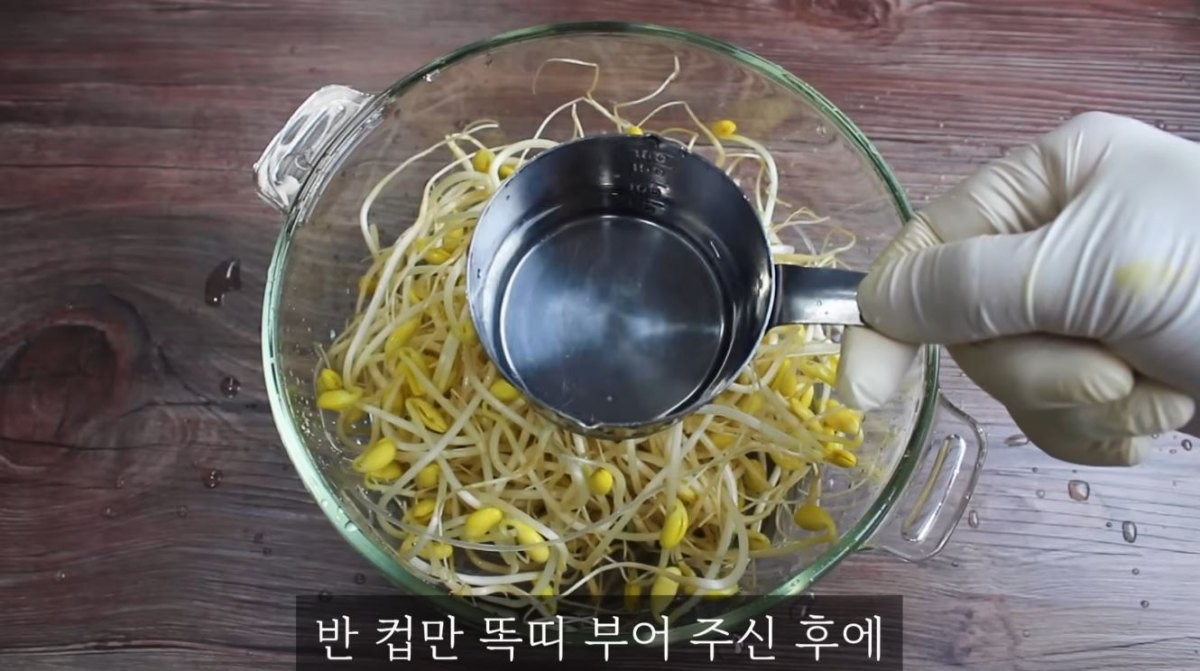 물에 불린 당면에 콩나물을 얹은 모습. 여기에 물을 조금 넣어준다. / 유튜브 '집밥 korean home cooking'