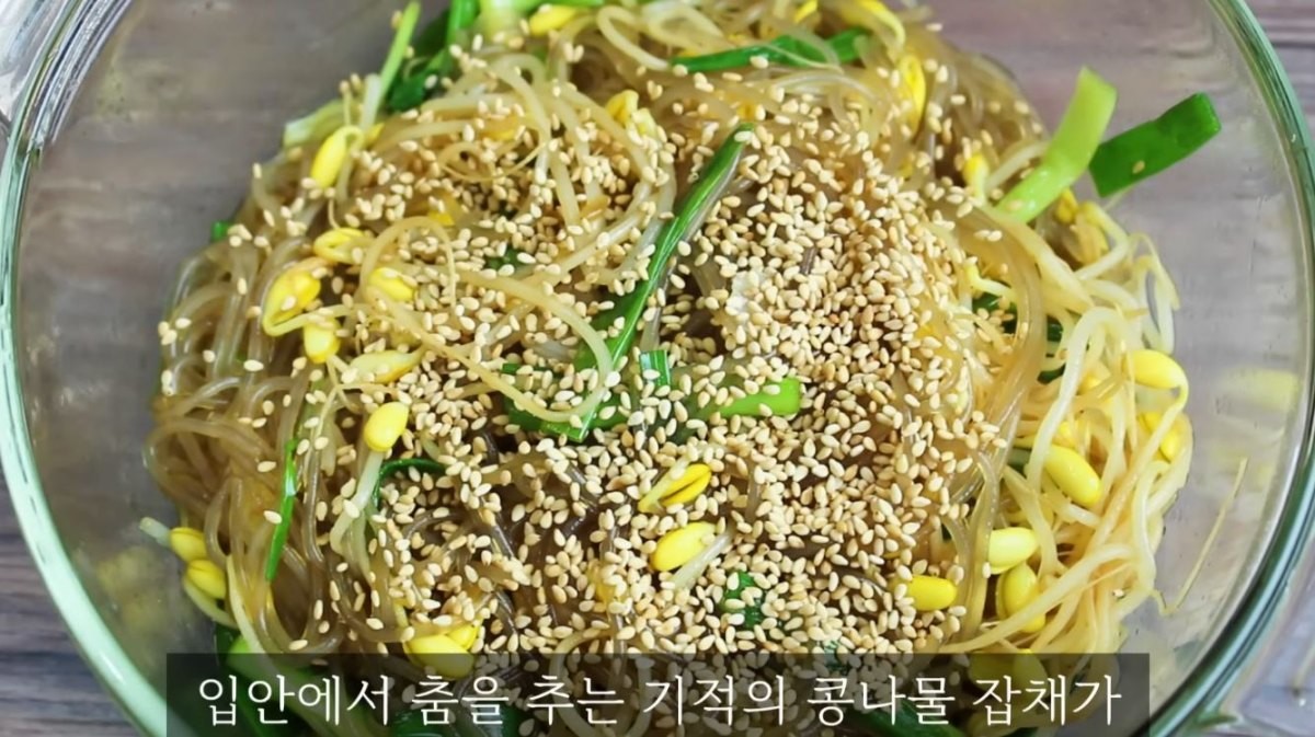 완성된 초간단 '콩나물 잡채'. / 유튜브 '집밥 korean home cooking'
