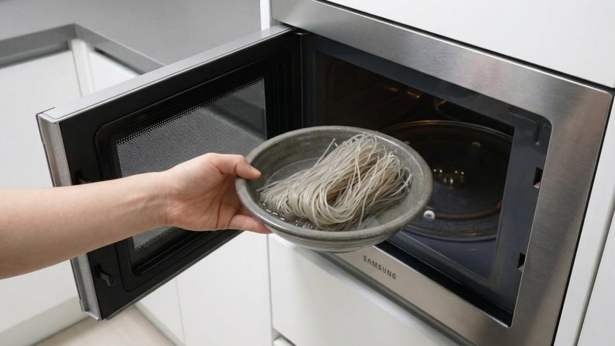 당면을 전자레인지에 넣는 모습의 자료사진. AI가 생성한 자료사진. (실제 조리법 모습과 차이가 있을 수 있음을 밝힙니다.)