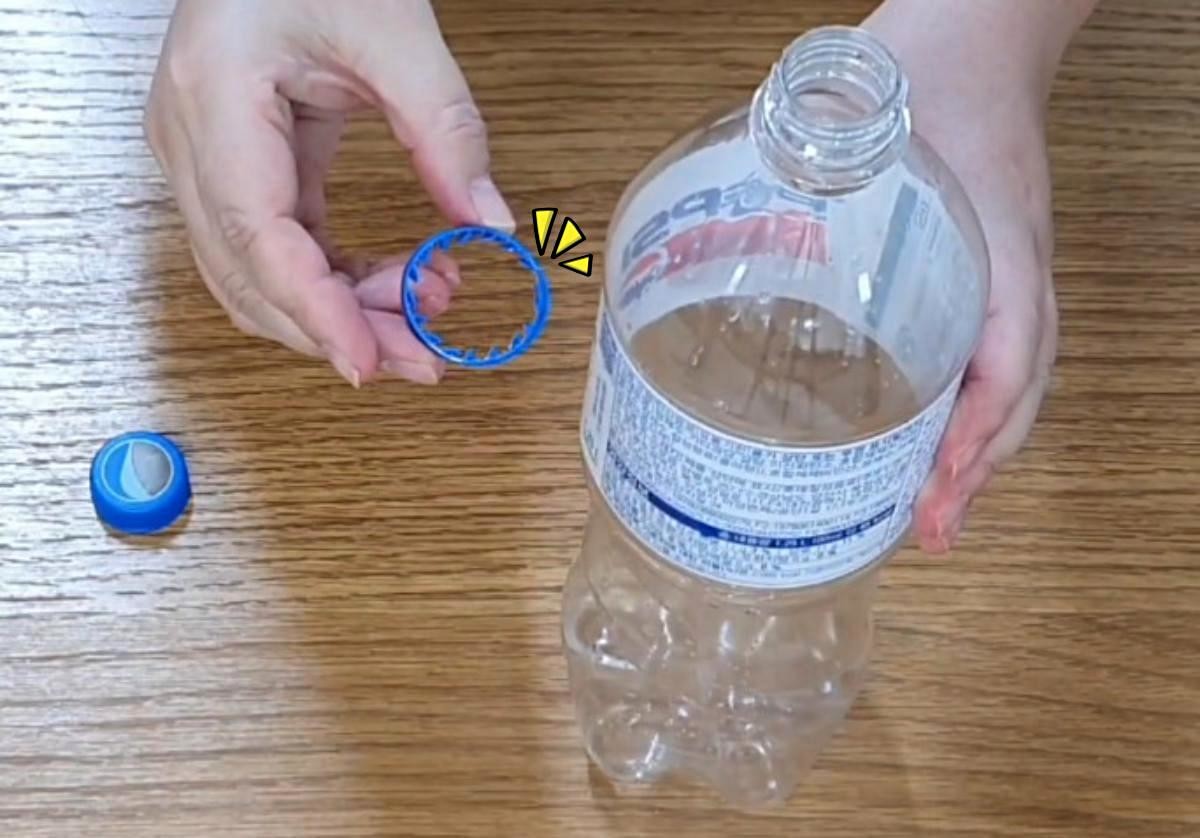 페트병 뚜껑에서 '링'만 따로 분리하기. / 유튜브 채널 '더하기 빼기 생활Life of plus&minus'