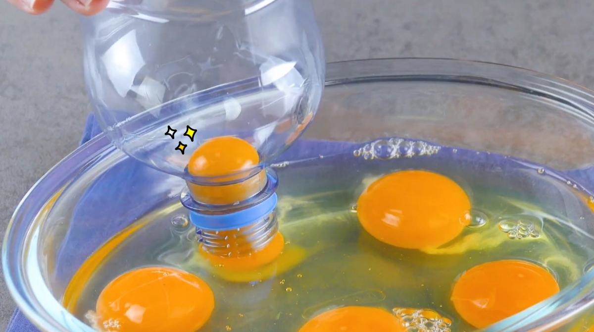 계란 노른자 분리에도 페트병이 쓰인다. 빈 페트병을 살짝 누른 상태에서 노른자 위에 입구를 가져다 대고 손을 놓으면 노른자만 페트병 안으로 빨려 들어온다. 흰자와 노른자를 분리해야 할 때 별도의 도구 없이 처리할 수 있는 방법이다. / 유튜브 'Muggo'