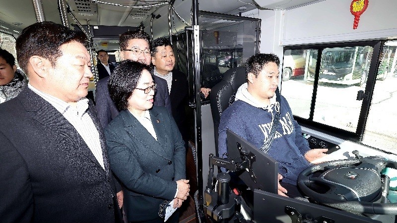 대전시의회 산업건설위원회 위원들이 20일 ETRI에서 자율주행버스에 탑승해 운영 시스템과 기술을 직접 확인하고 있다./사진=대전시의회
