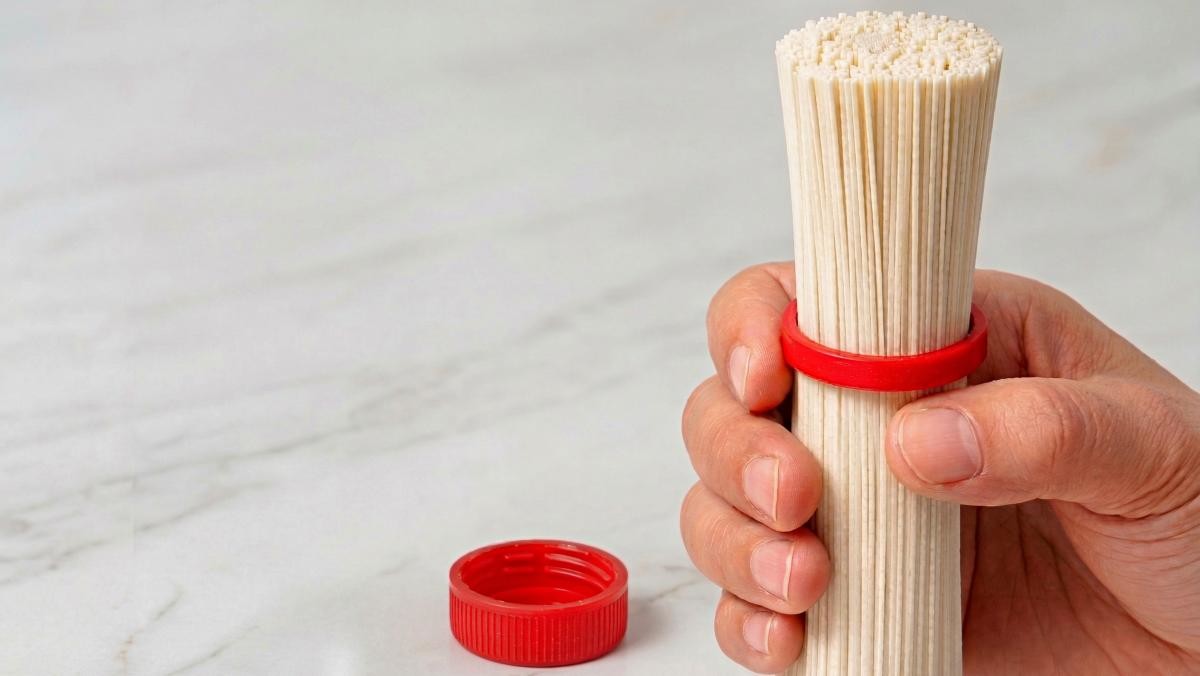 '페트병 뚜겅 '링'에 국수 소면을...?' 기사 내용 토대로 AI툴 활용해 제작한 자료사진.