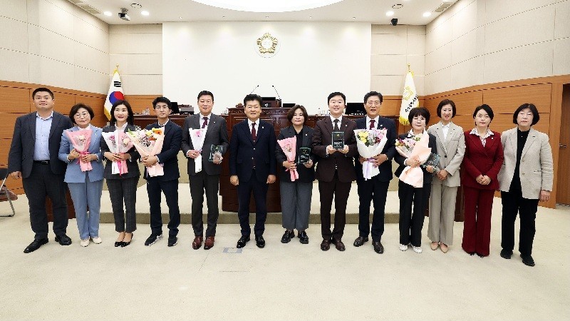 대전 유성구의회가 20일 제285회 임시회 제2차 본회의를 끝으로 제9대 의회의 마지막 임시회 일정을 모두 마무리하고 의원들과 기념촬영을 하고 있다./사진=유성구의회