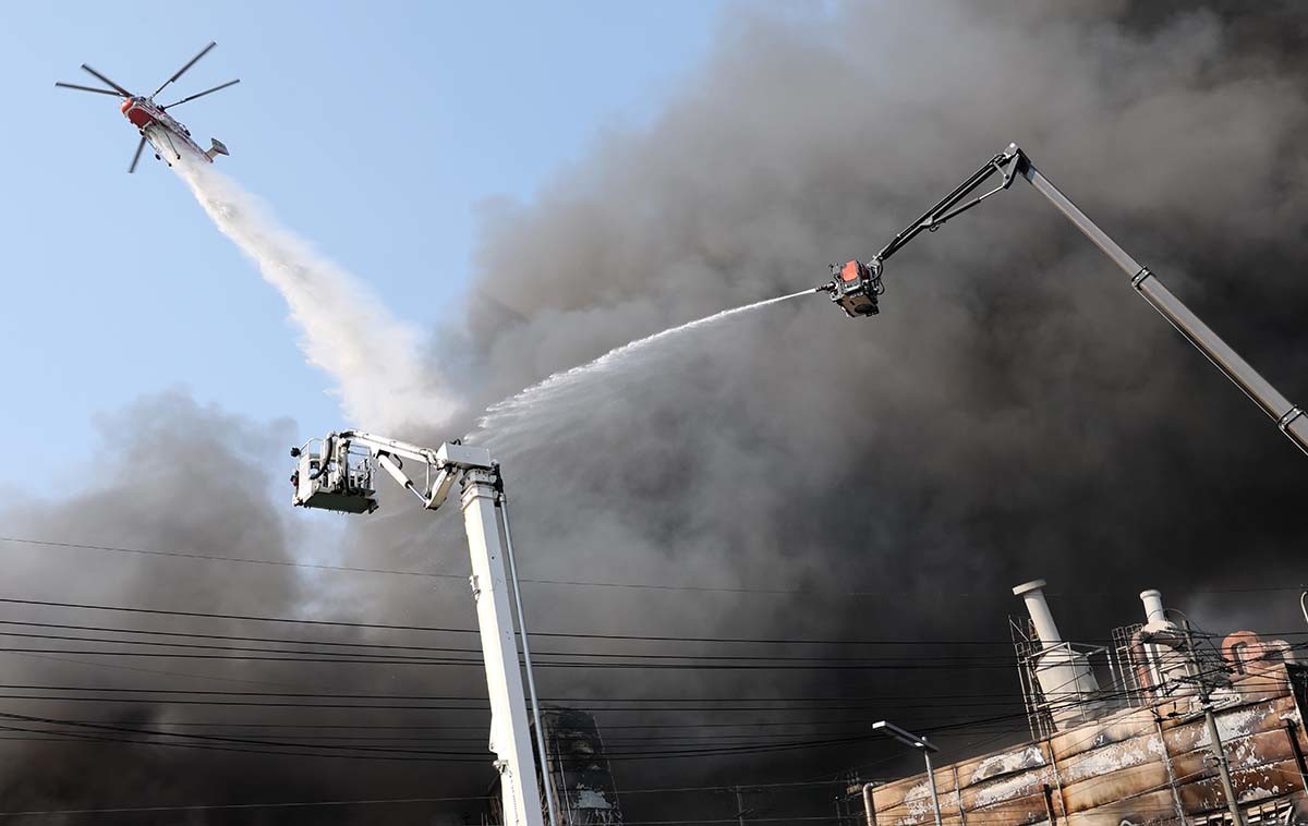 20일 오후 1시17분께 대전 대덕구 문평동의 한 공장에서 불이 나 연기가 피어오르고 있다. 소방당국은 국가소방동원령을 발령한 가운데, 현재까지 부상자들을 비롯한 출근자들 중 14명의 연락이 두절된 것으로 확인됐다.  / 뉴스1