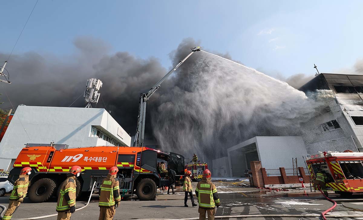 20일 오후 1시17분께 대전 대덕구 문평동의 한 공장에서 불이 나 소방대원이 불을 끄고 있다. 소방당국은 국가소방동원령을 발령한 가운데, 현재까지 부상자들을 비롯한 출근자들 중 14명의 연락이 두절된 것으로 확인됐다. / 뉴스1