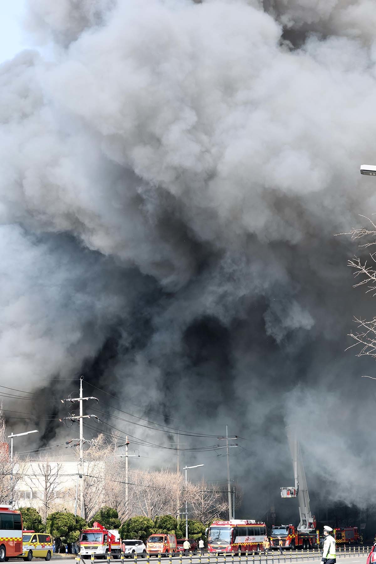 20일 오후 1시17분께 대전 대덕구 문평동의 한 공장에서 불이 나 연기가 피어오르고 있다. 소방당국은 국가소방동원령을 발령한 가운데, 현재까지 부상자들을 비롯한 출근자들 중 14명의 연락이 두절된 것으로 확인됐다. / 뉴스1