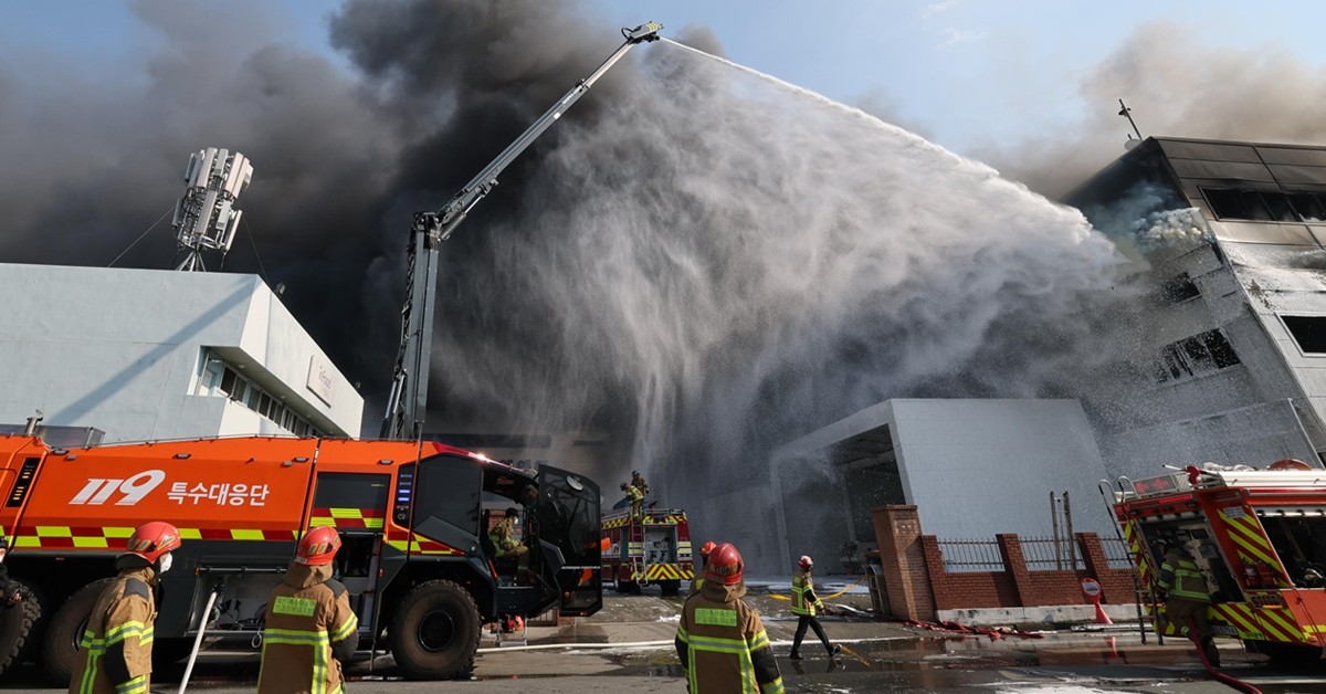 20일 오후 1시17분께 대전 대덕구 문평동의 한 공장에서 불이 나 소방대원이 불을 끄고 있다. / 뉴스1