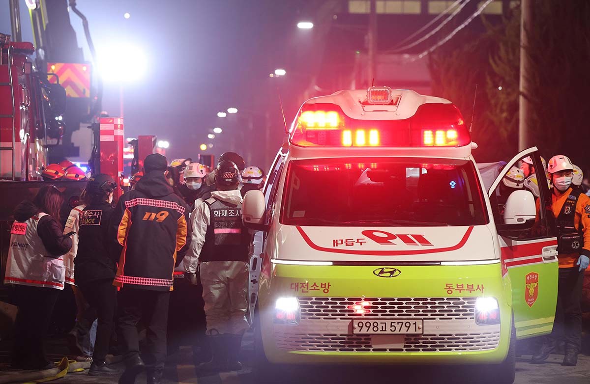 20일 오후 1시17분께 대전 대덕구 문평동 자동차 부품공장에서 발생한 대형 화재로 14명 실종, 소방대원들이 인명 수색을 벌여 발견된 시신을 이송하고 있다.  / 뉴스1