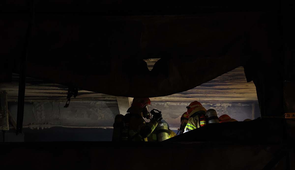 소방대원들이 인명 수색을 하고 있다. / 뉴스`