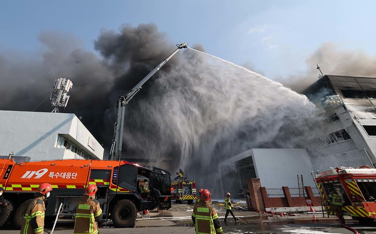 소방대원들이  불을 끄고 있다. / 뉴스1