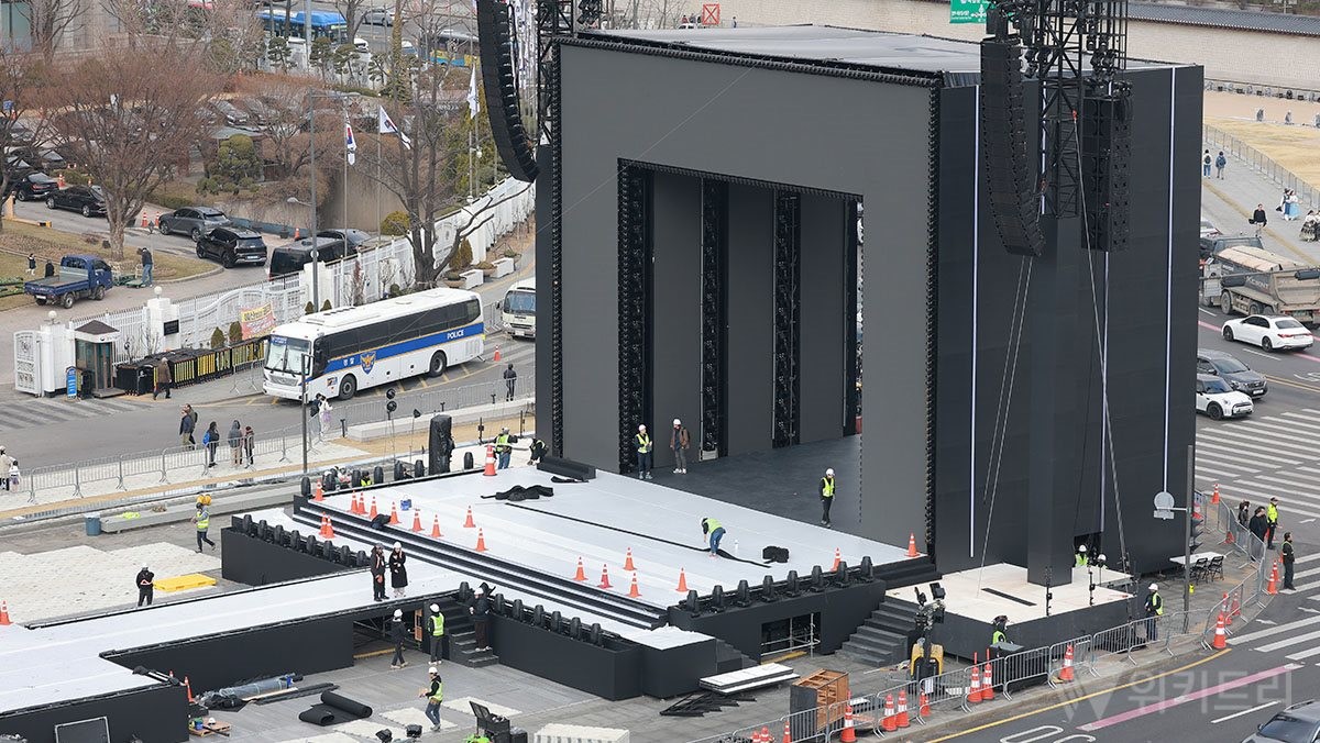 방탄소년단(BTS) 광화문 공연 무대 모습. BTS 컴백 공연은 21일 오후 8시부터 열린다. / 위키트리