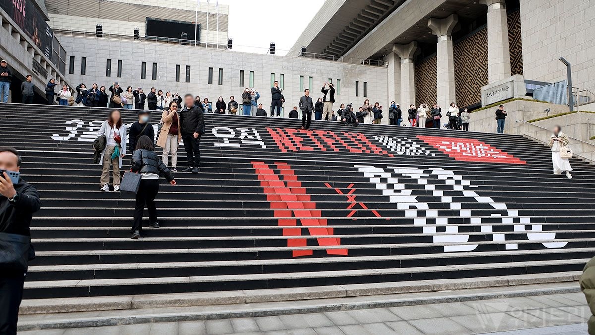 방탄소년단(BTS) 공연이 열리는 서울 광화문 일대 모습. 21일 BTS 공연을 보러 서울 광화문에 가는 팬들은 가급적 겉옷을 챙기는 게 좋겠다. 이날 낮은 완연한 봄 날씨지만 저녁에는 쌀쌀한, 일교차가 큰 날씨가 예상되기 때문이다.      / 위키트리