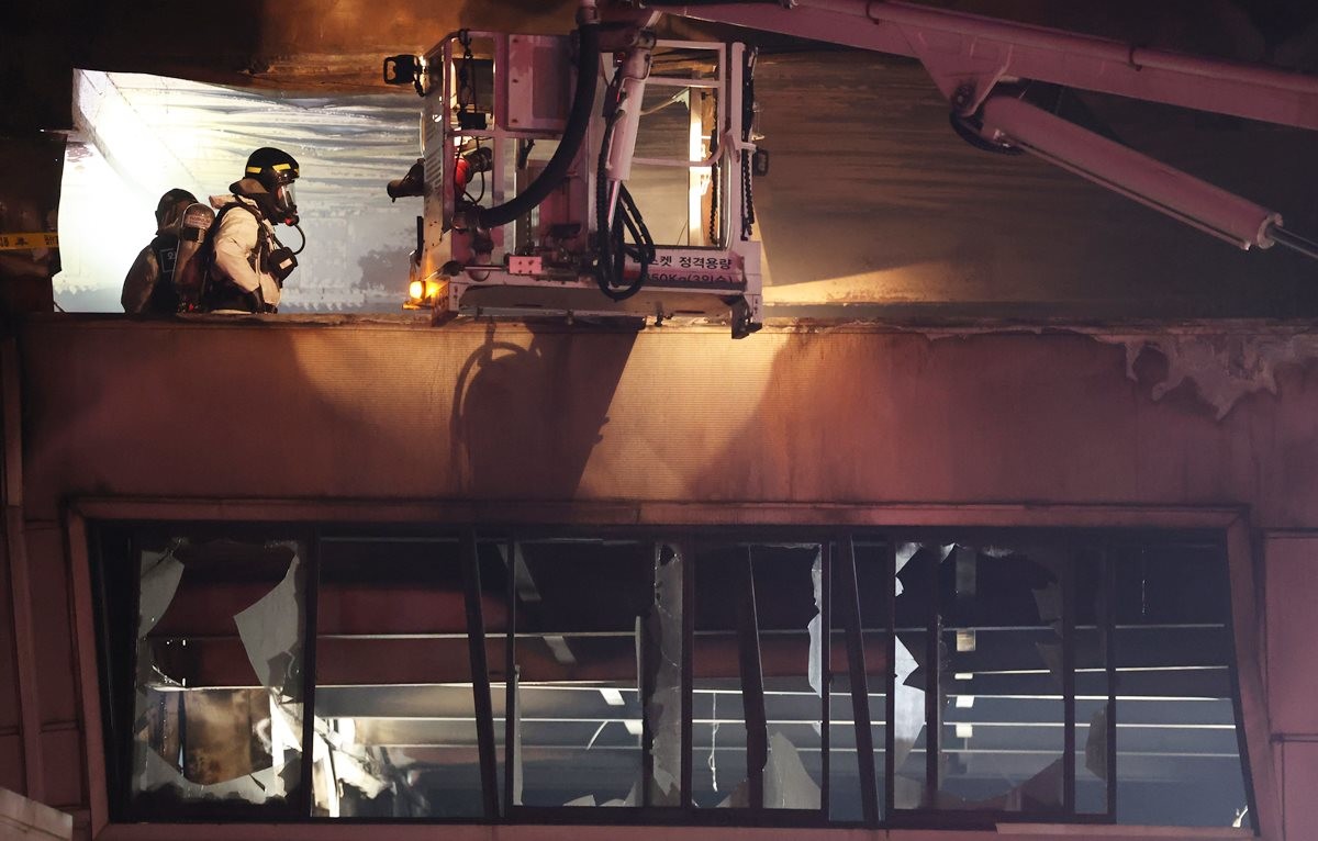 20일 대전 대덕구 문평동 자동차 부품공장에서 대형 화재가 발생했다. 현장에서 소방대원들이 인명 수색을 하고 있는 모습.     21일 대전소방본부에 따르면 이날 오전 6시 49분쯤 화재가 발생한 공장에 인명 구조견을 투입해 내부를 수색하고 있다. 이날 오전 9시 현재 안에 있는 실종자 4명을 발견하지 못했다. / 뉴스1