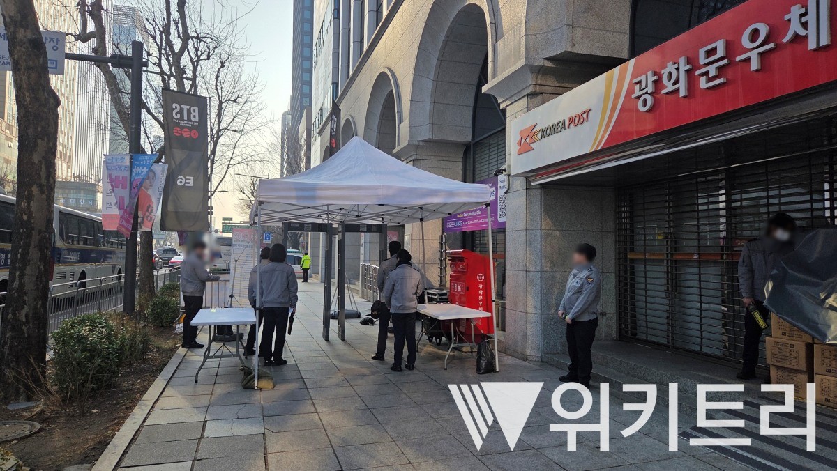 BTS 컴백 공연을 앞둔 21일 오전, 서울 광화문 광장 주변에 게이트가 설치됐다. / 위키트리