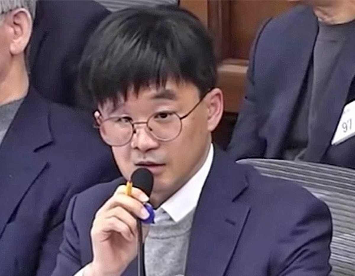 권우현 변호사 자료 사진. 서울중앙지법 이지영 영장전담 부장판사는 20일 권우현 변호사에 대한 구속 전 피의자 심문(영장실질심사)을 진행한 뒤 구속영장을 기각했다. 이와 관련해 이지영 부장판사는 '피의자의 주거, 가족 및 사회적 유대관계, 현재까지 수집된 증거, 심문 절차에서의 진술 태도 등에 비추어 현 단계에서는 구속 필요성이나 구속 사유에 대한 소명이 부족하다'라며 구속영장 기각 사유를 설명했다. / 연합뉴스TV-연합뉴스