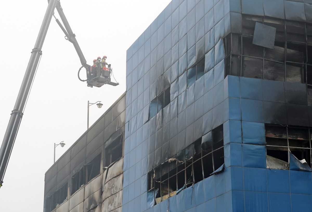 21일 오전 대전 대덕구 '안전공업' 화재 현장에서 실종자를 찾기 위한 수색작업이 진행되고 있다. 실종자 4명은 붕괴한 잔해 속에 있을 가능성이 높은 것으로 파악됐다고 소방 당국이 전했다. 남득우 대전 대덕소방서장은 21일 오전 언론 브리핑에서 '건물이 붕괴한 부분에 실종자가 계실 것으로 보고 안전 진단을 받은 뒤 철거할 예정'이라고 밝혔다. 그러면서 '철거 과정에서 붕괴 우려가 있어 안전 진단 결과 어떤 부분부터 철거할지 결정하면 그곳부터 수색에 나서겠다'라고 덧붙였다. / 연합뉴스