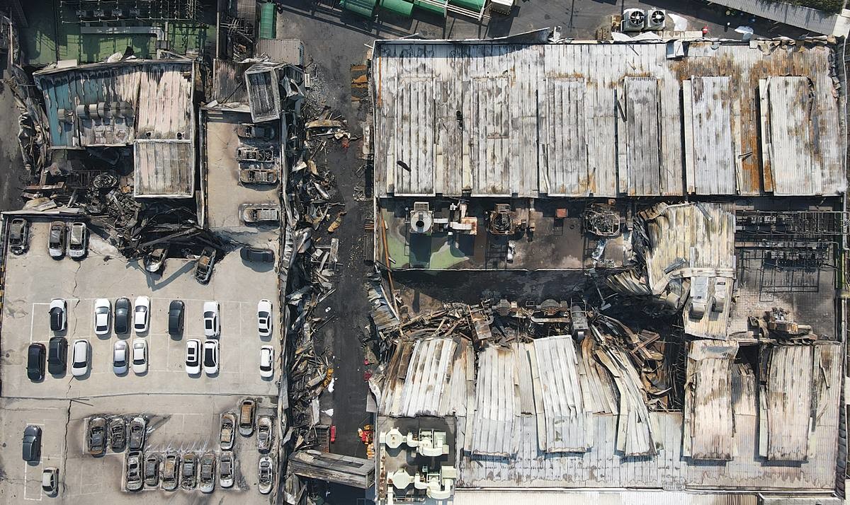 21일 대형 화재로 인명피해가 발생한 대전 대덕구 자동차 부품 제조 공장이 처참한 모습을 보이고 있다.      이날 낮 12시 10분쯤 화재가 발생한 공장 동관 남자 화장실에서 시신 1구를 발견해 인근 병원으로 이송했다. 이로써 이번 화재로 인한 사망자는 11명으로 늘어났다.    / 뉴스1