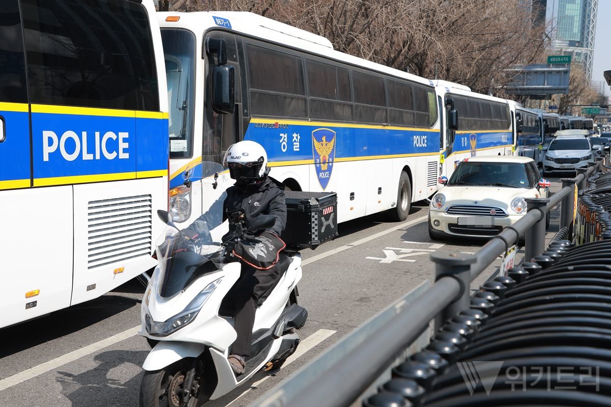 21일 방탄소년단(BTS) 공연이 열리는 서울 광화문 일대 모습. 서울시에 따르면 21일 정오 기준 서울 광화문과 덕수궁 인근에는 2만 2000∼2만 4000명이 운집한 것으로 집계됐다. 이날 3시간 전보다 91.9%, 1시간 전보다 20.8% 늘어난 규모다. / 위키트리
