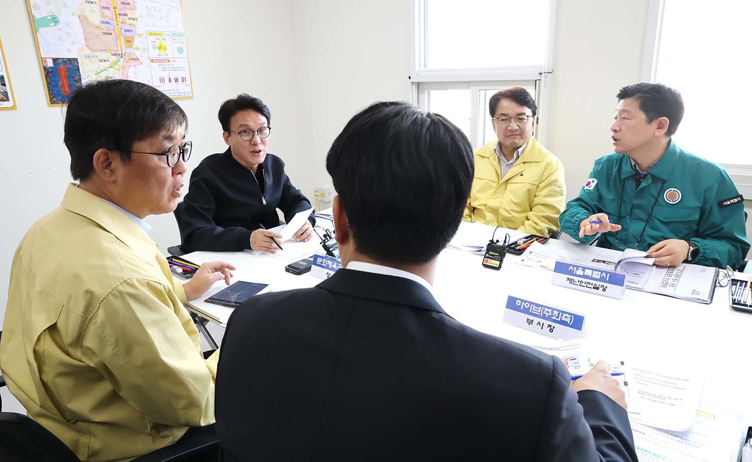 김민석 국무총리가 그룹 방탄소년단(BTS)의 컴백 공연을 앞둔 21일 오전 서울 종로구 세종문화회관에 마련된 통합현장본부에서 열린 BTS 컴백공연 사전 안전점검 회의에서 발언을 하고 있다.  / 뉴스1