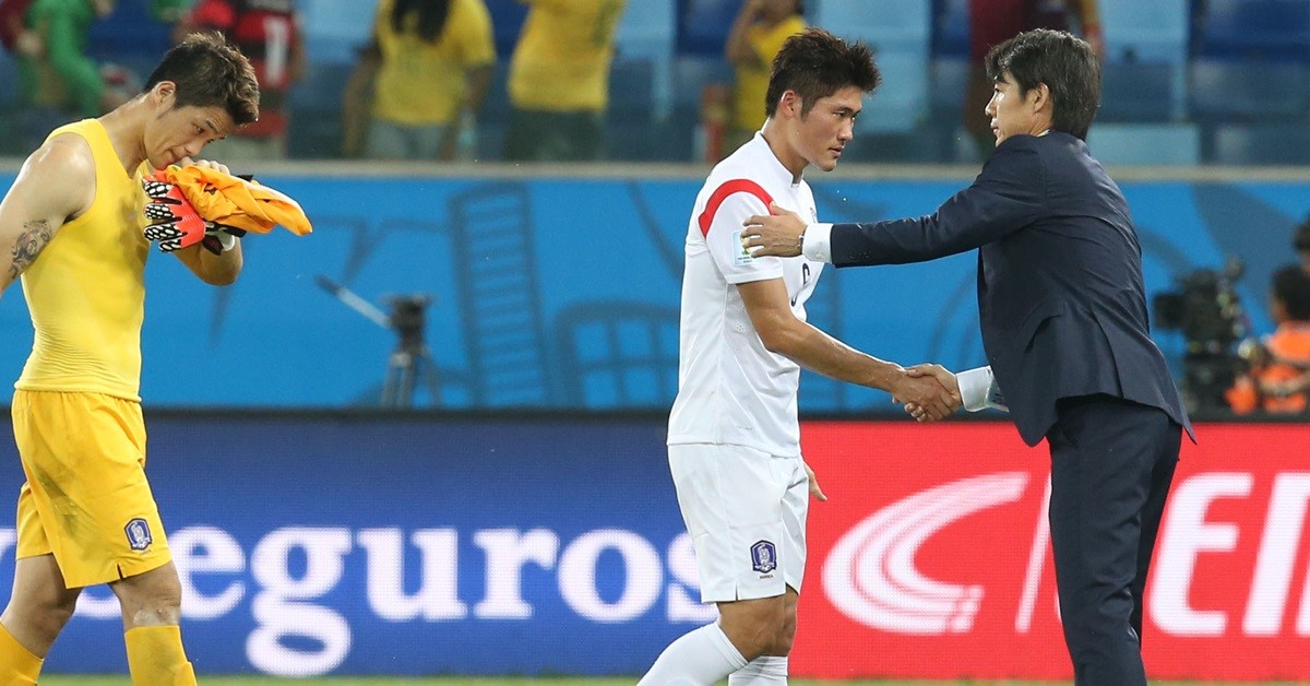 격려 받는 황석호. 홍명보 축구대표팀 감독이 브라질 쿠이아바 판타나우 경기장에서 열린 2014 브라질 월드컵 조별리그 H조 1차전 한국과 러시아의 경기에서 1대1 무승부로 경기 종료 후 황석호 등 선수들을 격려하고 있다. / 연합뉴스