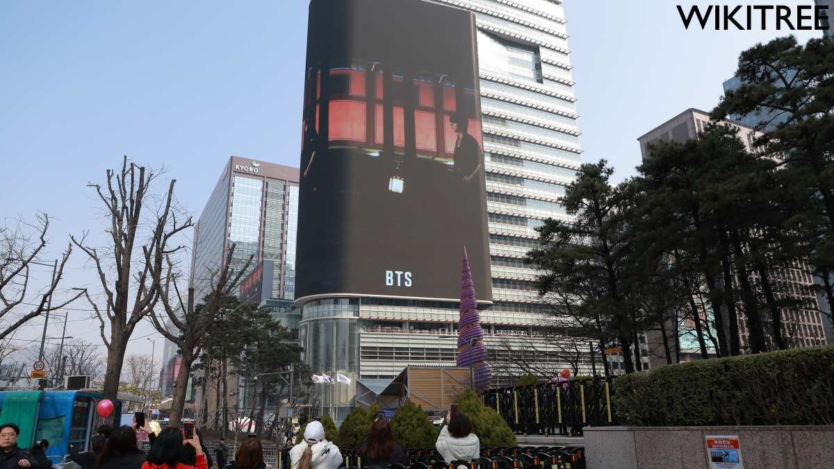 광화문 광장 일대에 관광객들이 멈춰 사진을 찍고 있다 / 위키트리