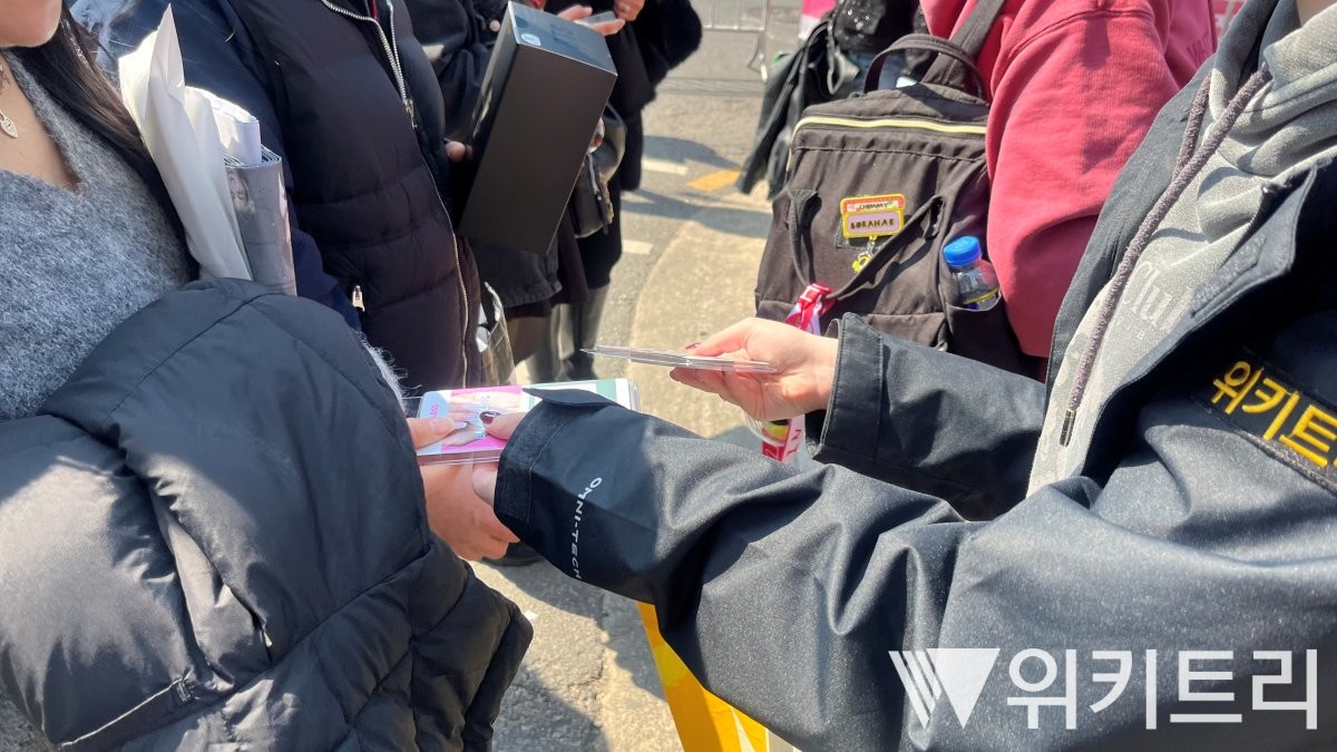 위키트리 행사 'BTS x ARMY for Wikitree' 현장에서 증정품인 네일글로스를 시민 분께 나눠주는 모습. / 위키트리