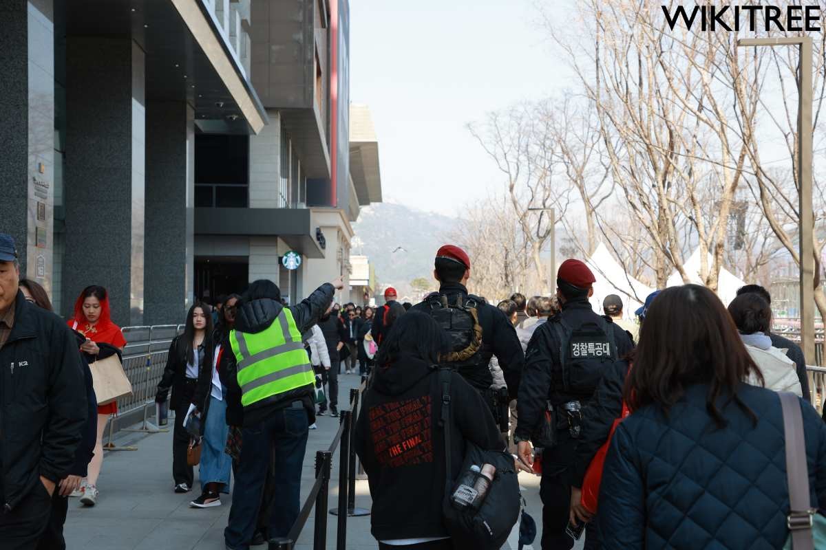 광화문 광장 일대에 경찰 특공대가 지나가고 있다. / 위키트리