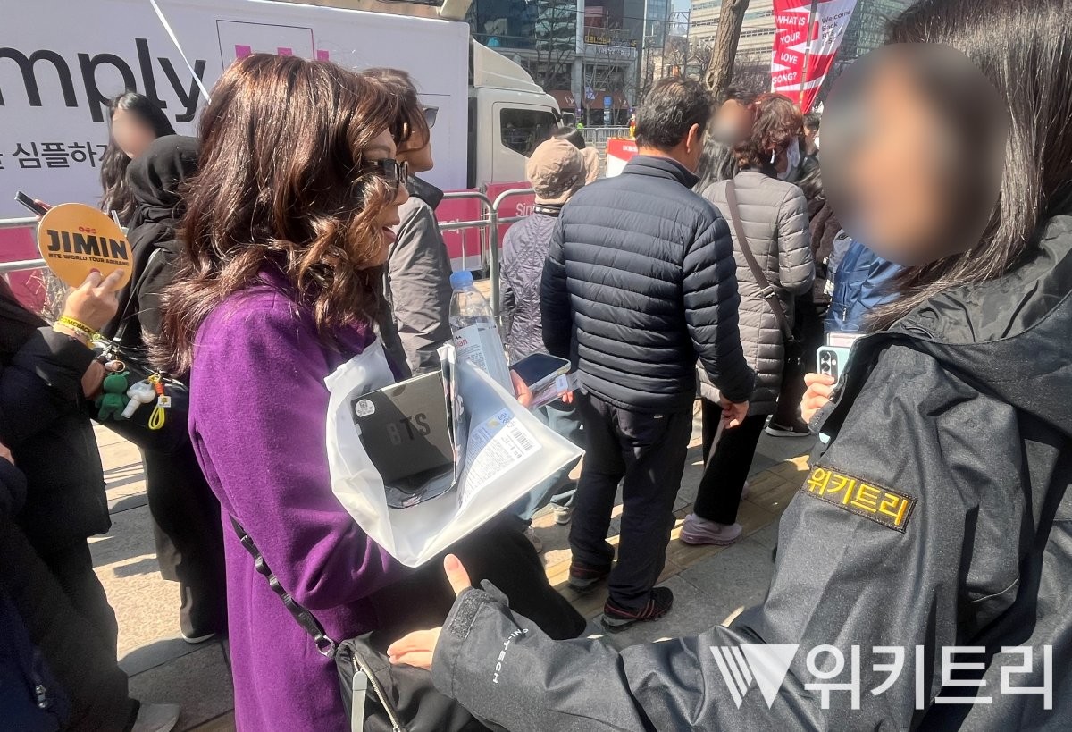 위키트리 행사 'BTS x ARMY for Wikitree' 현장에서 만난 '아미' 분과 인터뷰를 하는 모습. / 위키트리