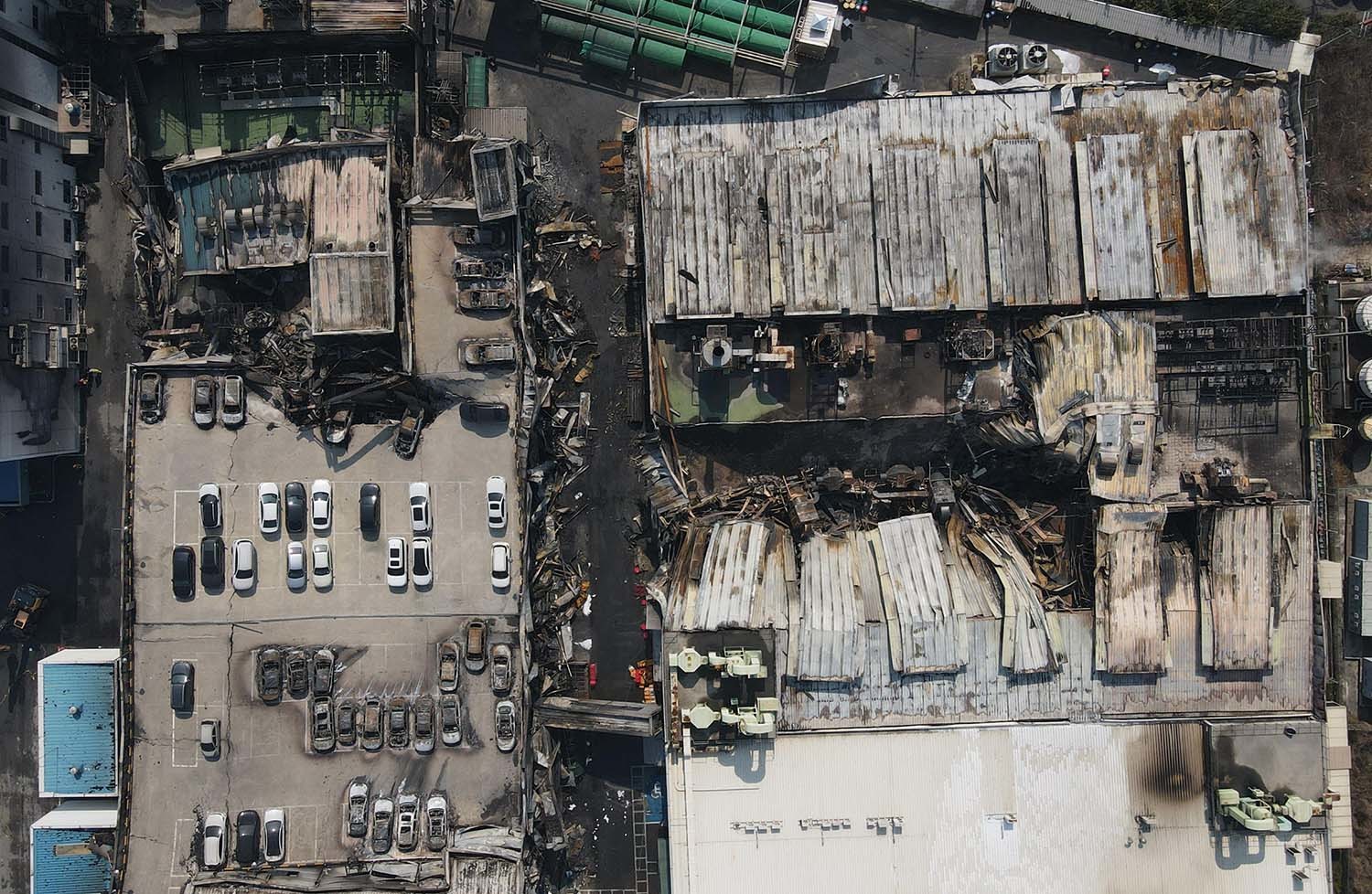 21일 대형 화재로 인명피해가 발생한 대전 대덕구 자동차 부품 제조 공장이 처참한 모습을 보이고 있다.  / 뉴스1