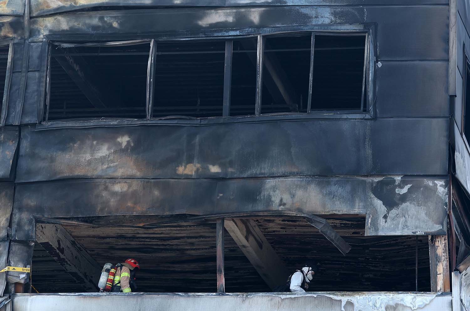 21일 대형 화재로 인명피해가 발생한 대전 대덕구 자동차 부품 제조 공장에서 경찰과 소방당국이 합동감식을 진행하고 있다. / 뉴스1