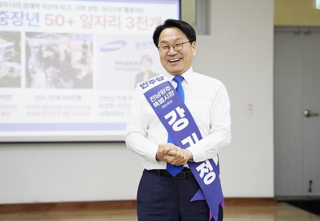 강기정 민주당 전남광주특별시장 예비후보가 20일 북구 임동 광주사회복지회관에서 ‘경력과 경험이 나의 자산이 되고, 지역의 성장을 채우는 부강한 50+ 중장년 일자리’ 정책을 설명하고 있다.