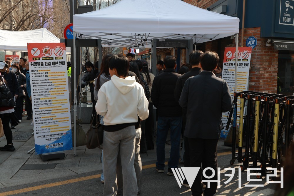 21일 BTS 공연을 앞두고 서울 광화문 광장 일대에 출입 게이트가 설치됐다. / 위키트리