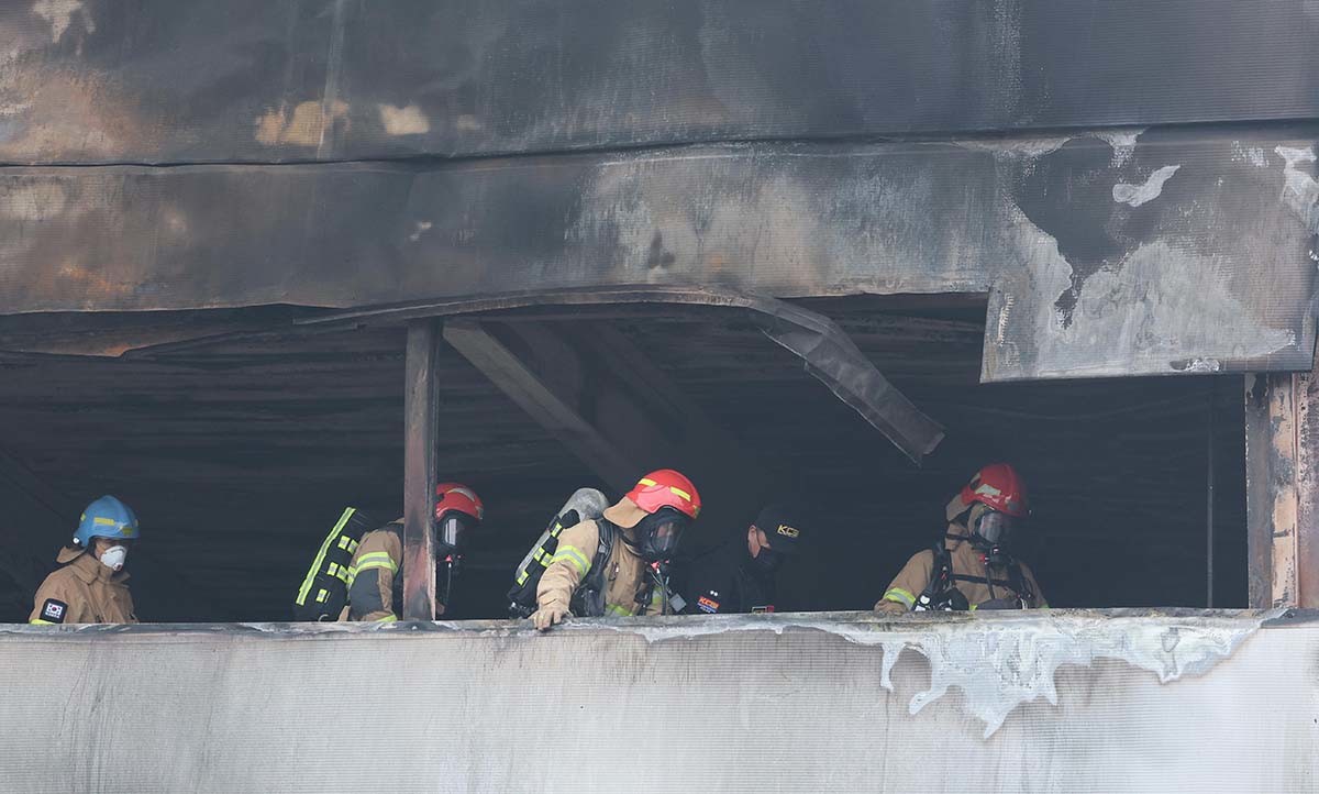 21일 대형 화재로 인명피해가 발생한 대전 대덕구 자동차 부품 제조 공장에서 소방대원들이 실종자를 찾기 위한 수색작업을 하고 있다. / 뉴스1