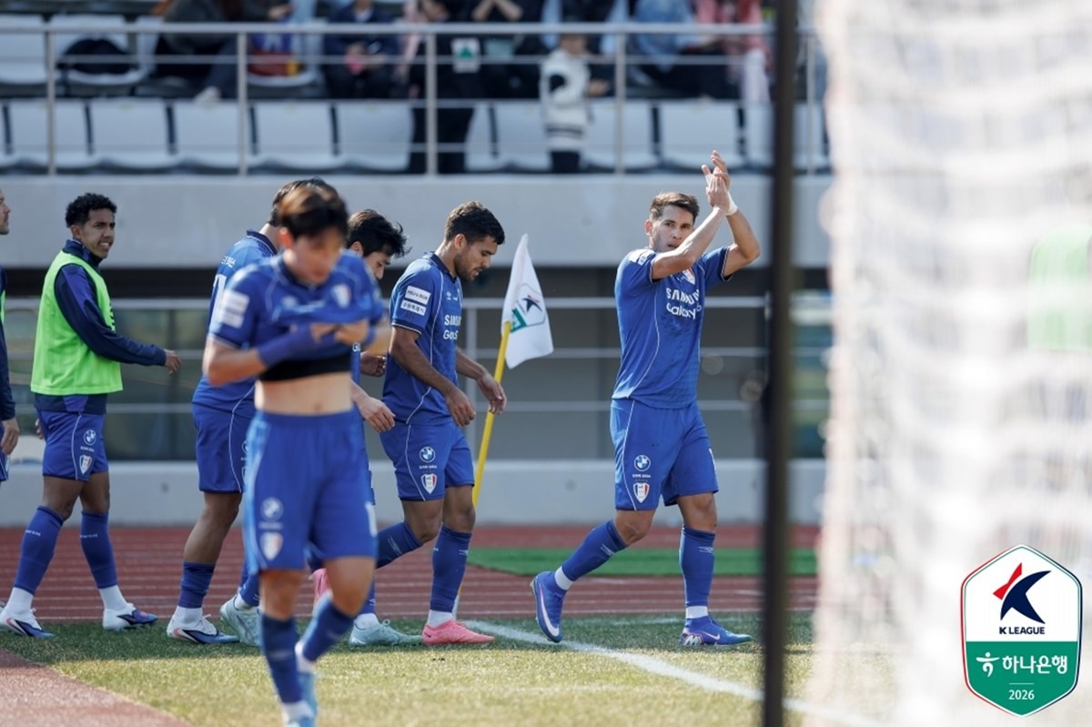 헤이스(오른쪽)가 21일 오후 2시 김해종합운동장에서 열린 하나은행 K리그2 2026 4라운드에서 추가골을 넣고 박수치고 있다. / 한국프로축구연맹