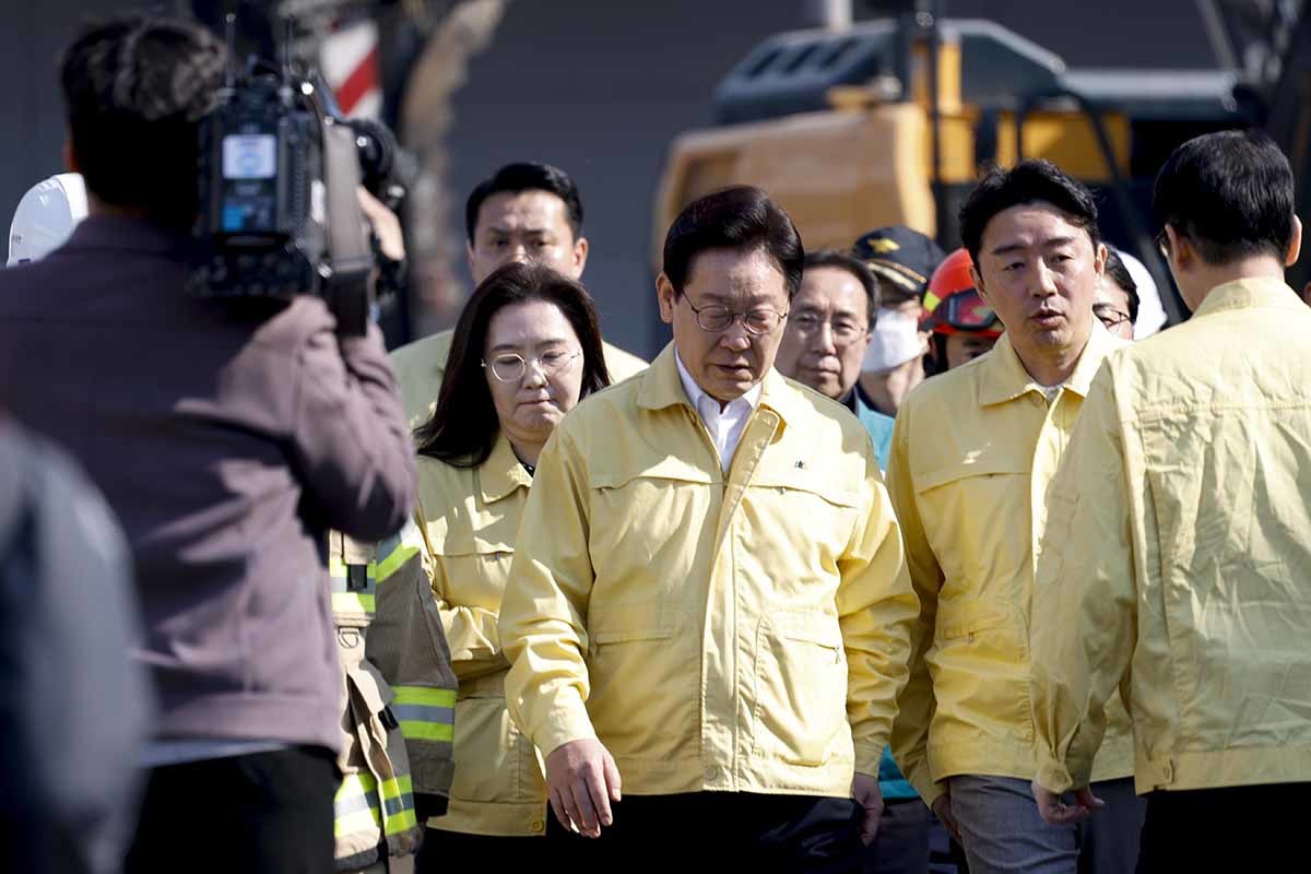 이재명 대통령이 21일 대형 화재로 인명피해가 발생한 대전 대덕구 자동차 부품 제조 공장을 찾아 피해 상황을 살펴보고 있다. / 뉴스1 (공동취재)