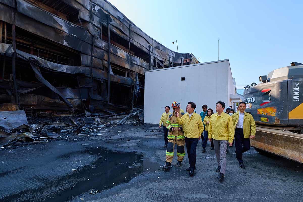 이재명 대통령이 21일 대형 화재로 인명피해가 발생한 대전 대덕구 자동차 부품 제조 공장을 찾아 피해 상황을 살피고 있다. / 청와대 제공.