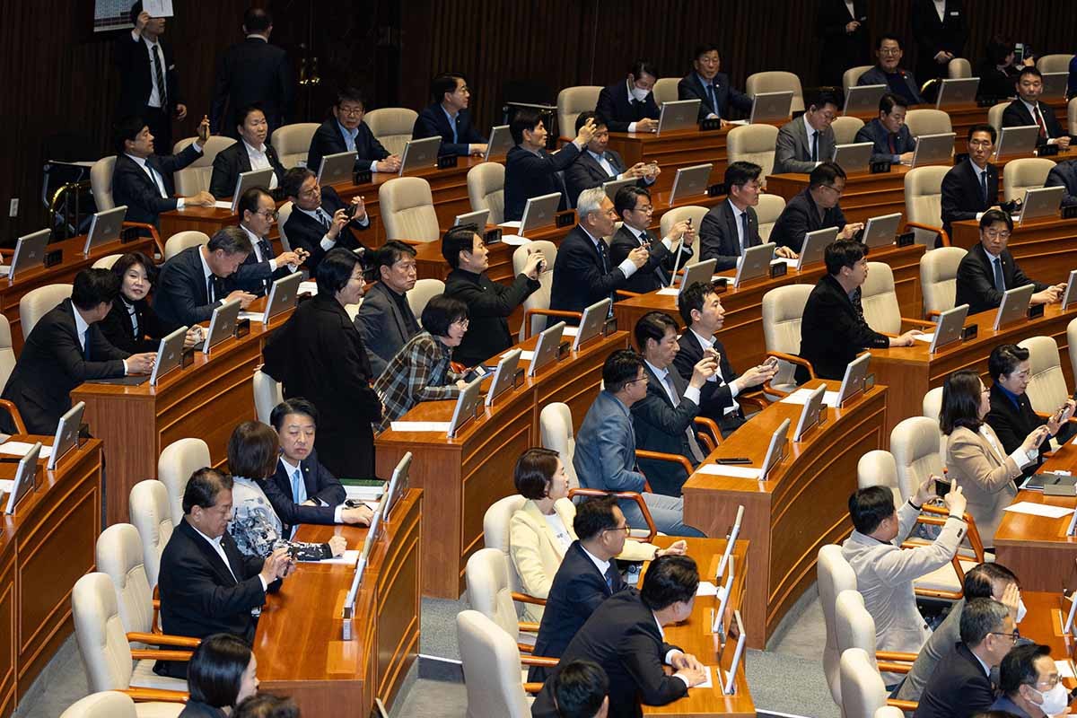 더불어민주당 의원들이 21일 서울 여의도 국회에서 열린 제433회 국회(임시회) 제2차 본회의에서 중대범죄수사청 조직 및 운영에 관한 법률안(대안)이 가결되는 모습을 휴대전화로 촬영하고 있다. / 뉴스1