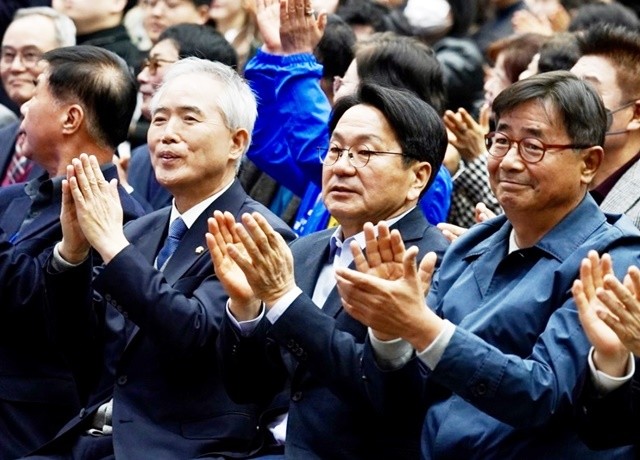 강기정 민주당 전남광주특별시장 예비후보가 21일 김대중컨벤션센터에서 열린 ‘기초단체장 후보자 공개 합동연설회장’에서 후보자들의 연설을 경청하고 있다.