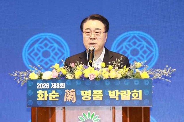 2026 제8회 화순 난 명품 박람회 개막식에서 구복규 화순군수가 인사말을 하고 있다.