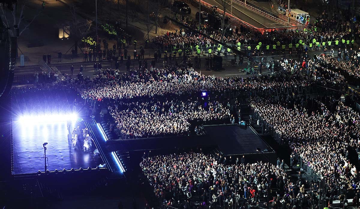 방탄소년단(BTS, RM, 진, 슈가, 제이홉, 지민, 뷔, 정국)이 21일 오후 서울 종로구 광화문광장에서 열린 'BTS 컴백 라이브: 아리랑'에서 화려한 무대를 선보이고 있다. / 뉴스1