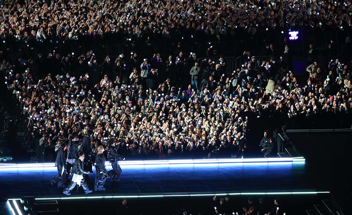 방탄소년단(BTS, RM, 진, 슈가, 제이홉, 지민, 뷔, 정국)이 21일 오후 서울 종로구 광화문광장에서 열린 'BTS 컴백 라이브: 아리랑'에서 화려한 무대를 선보이고 있다. / 뉴스1